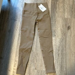 Women’s Taupe Firm & Free Seamless Legging 7/8 24” Medium
